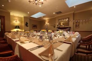 En restaurant eller et andet spisested på Strathburn Hotel Inverurie by Compass Hospitality