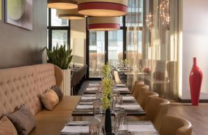 Posezení v ubytování Leonardo Royal Hotel Munich + 37 fotografií
