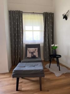 Ein Sitzbereich in der Unterkunft Ferienwohnung Zauberwald