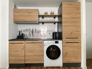 eine Waschküche mit Waschmaschine und Trockner in der Unterkunft Ferienwohnung Zauberwald in Waldkirchen