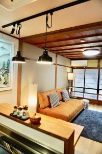 sala de estar con sofá y mesa en Karin House, en Takayama