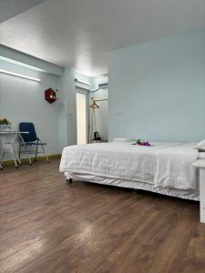 1 dormitorio con cama blanca y mesa en Chân Mây Tam Đảo, en Tam Ðảo