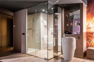 een glazen douche in een badkamer met een toilet bij Hotel SB Ciutat Tarragona in Tarragona