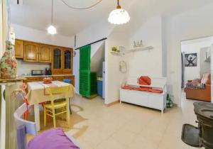 una cucina e un soggiorno con tavolo e divano di Casa indipendente e con parcheggio a Tricarico, vicino Matera a Tricarico