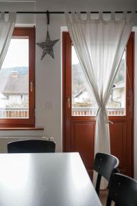 Habitación con mesa, sillas y ventana en Apartment Klin, en Bled