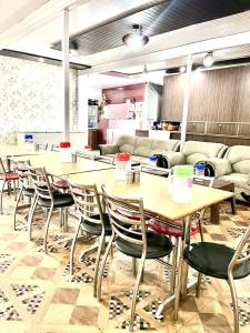 ムスーリーにあるMoonlight Homestayのテーブル、椅子、ソファが備わる客室です。