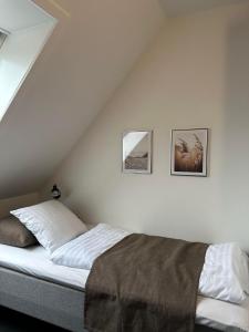 Postel nebo postele na pokoji v ubytování VISIONHOUSE Hotel