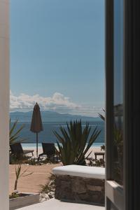 卡洛利瓦迪的住宿－米科諾斯潘泰恩公寓酒店，海滩景客房 - 带遮阳伞和椅子