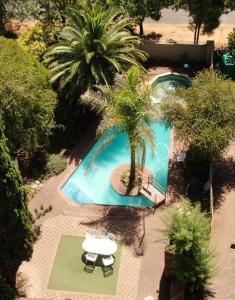una vista aérea de una piscina con palmeras en Rusplek Guesthouse and Conference Centre, en Bloemfontein