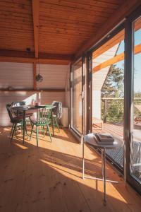 ein Esszimmer mit einem Tisch und Stühlen auf einer Terrasse in der Unterkunft House Of Harry - horská chata in Liberec