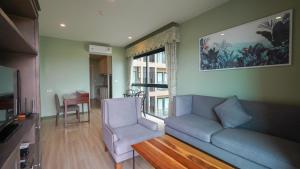 Ruang duduk di DLUX Condominium Chalong Phuket