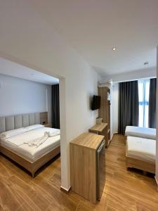 Postel nebo postele na pokoji v ubytování GL Hotel Ksamil