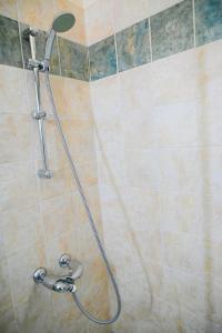 een douche met een douchekop in de badkamer bij Kakopetria's Holiday House in Kakopetria