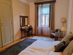 um quarto de hotel com uma cama e um espelho em Városi Vendégház Szentendre em Szentendre