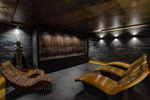 a room with two chairs and a statue at Prawdzic Family Resort & Wellness in Gdańsk