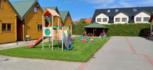 Ο χώρος παιχνιδιού για παιδιά στο Błękitna Fala Domki Letniskowe