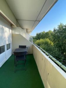een balkon met een tafel en stoel bij Le Balcon des Montgolfiers - T2 très lumineux - in Valence