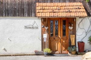 een gebouw met een houten deur met een bord erop bij Ferme du Ciel in Samoëns