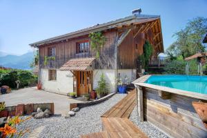 une maison avec une piscine en face de celle-ci dans l'établissement Ferme du Ciel, à Samoëns