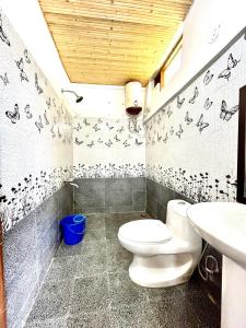 ムスーリーにあるMoonlight Homestayのトイレと洗面台付きのバスルーム
