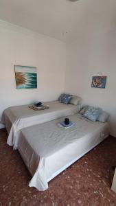 zwei Betten nebeneinander in einem Zimmer in der Unterkunft Apartamento Peñuelas Torrox in Torrox