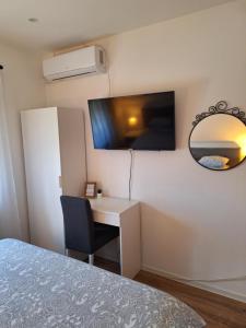 Televízia a/alebo spoločenská miestnosť v ubytovaní Apartments Poljanak