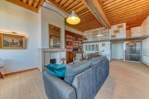 Una sala de estar con un sofá y una chimenea. en GuestReady - Canut Typique avec vue sur Lyon, en Fourvière 13 fotos más