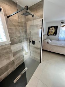 Ванна кімната в jolie maison neuve au coeur des vignes