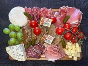 una bandeja de diferentes tipos de carne y queso en Vittoria Immobilier 4-REGLEMENT SUR PLACE -chèques vacances acceptés, en La Grande-Motte