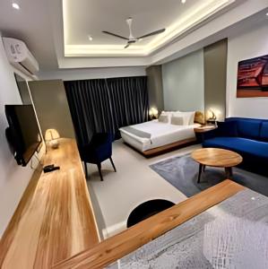 une chambre d'hôtel avec un lit et un canapé bleu dans l'établissement Negombo Ocean Breeze Luxury Studio by Serendib Vacation, à Negombo