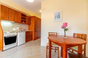 Gallery image of Kosmos Hotel St5 in Agios Stefanos in Agios Stefanos
