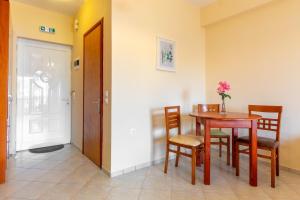 Gallery image of Kosmos Hotel St5 in Agios Stefanos in Agios Stefanos +16 photos