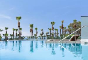 Бассейн в The GrandResort - Limited Edition by Leonardo Hotels или поблизости