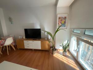 Telewizja i/lub zestaw kina domowego w obiekcie Lennon’s house! 500m to the beach
