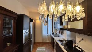 米蘭的住宿－Milano Sempione Apartament，厨房设有吊灯,天花板上挂着吊灯。
