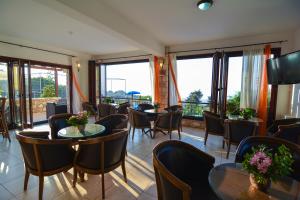 TV a/nebo společenská místnost v ubytování Palates Hotel
