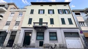 米蘭的住宿－Milano Sempione Apartament，一座高大的建筑,前面有自行车停放