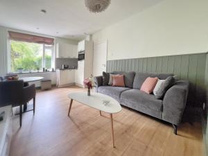 sala de estar con sofá y mesa en Nisterlo Guesthouse en Nistelrode