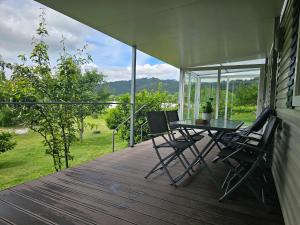 eine Terrasse mit einem Tisch und Stühlen auf einer Veranda in der Unterkunft Quinta Lama de Cima in Fafe