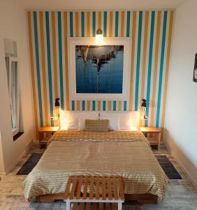 um quarto com uma cama e um quadro na parede em MaraMare Apartments em Stara Baška