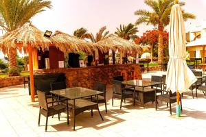 Um restaurante ou outro lugar para comer em Tropitel Dahab Oasis