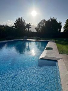 Taglio di Po的住宿－VILLA SAVALIN，一个阳光明媚的大型游泳池