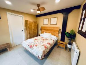 um quarto com uma cama e uma ventoinha de tecto em Caserio Kamirune em Laukiz