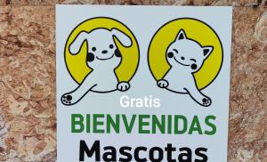 een bord voor de katten en honden van bernyards mesoscopes bij HOSTERÍA SEÑORÍO DE BIZKAIA in Bakio