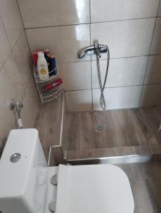 e bagno con servizi igienici bianchi e doccia. di Vangelis House near Athens Airport a Artemida