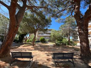 Zahrada ubytování Grand Studio rez de jardin avec parking à 5 min à pieds de la mer et commerces