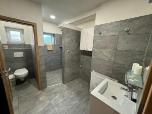 Koupelna v ubytování Apartmany Hujer + 37 fotografií