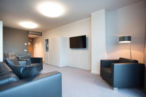 une salle d'attente avec des canapés et une télévision à écran plat dans l'établissement Hotel SB BCN Events 4* Sup, à Castelldefels