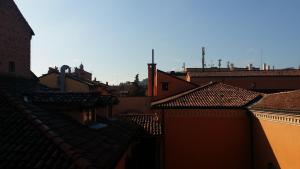 einen Blick auf die Dächer von Gebäuden in einer Stadt in der Unterkunft Mansarda Santa Margherita in Bologna