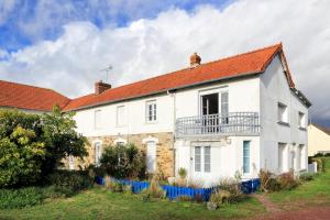 a white house with a dog on the roof at La Brise de Barneville - Appt proche plage in Barneville-Carteret